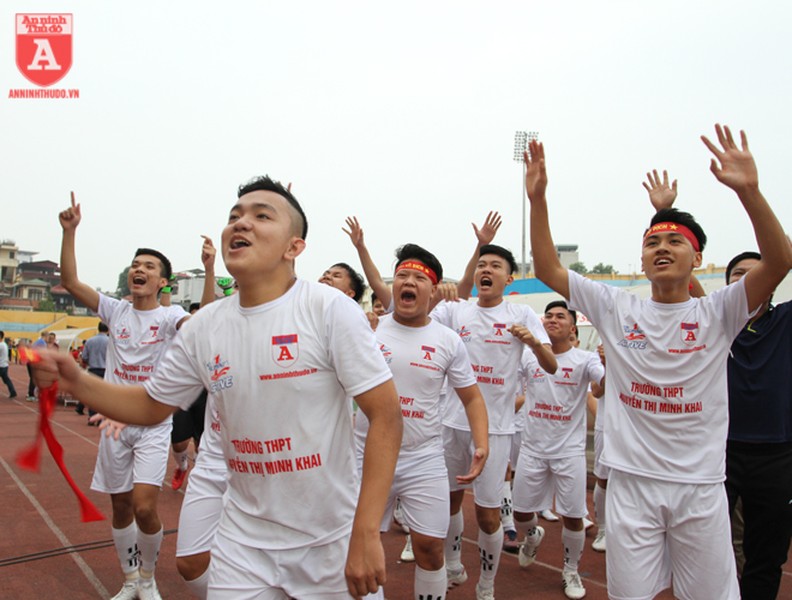 Xem các cầu thủ trường THPT Nguyễn Thị Minh Khai tưng bừng trong chiến thắng